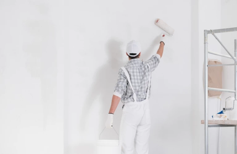Malowanie ściany na biały kolor
